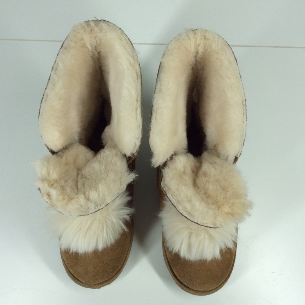 UGG Kids' Isley boots with removable pom pom - Picture 8 of 14